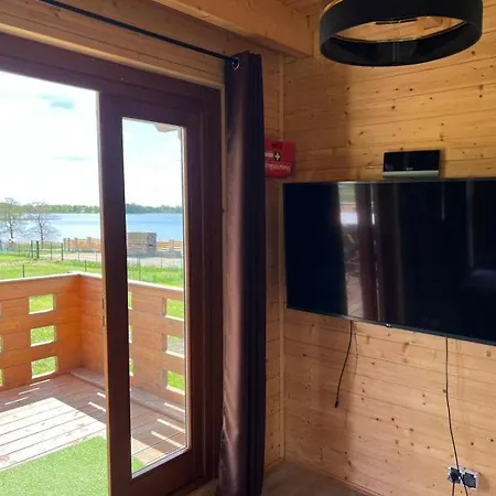 Nad Jeziorem Alicja, *